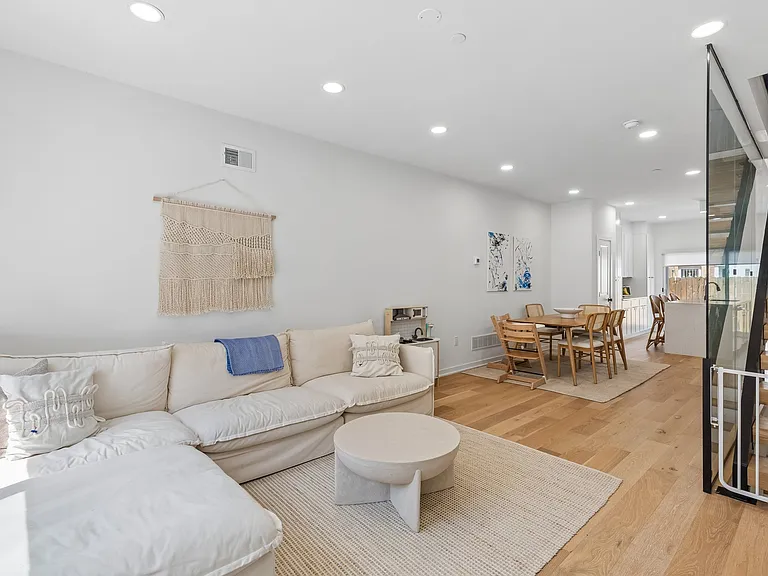 2231 Pemberton St — Photo 2