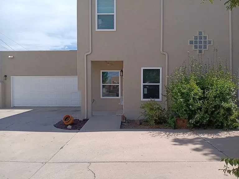 506 Phoenix Ave NW — Photo 1