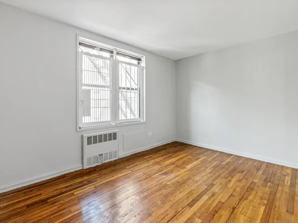 140-15 Holly Avenue image 7 of 14