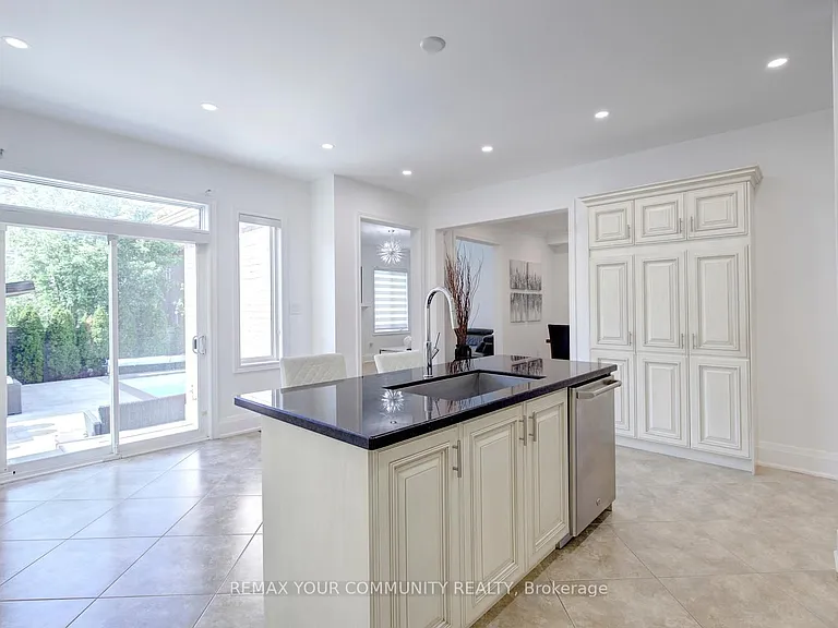 16 Muret Cres — Photo 12