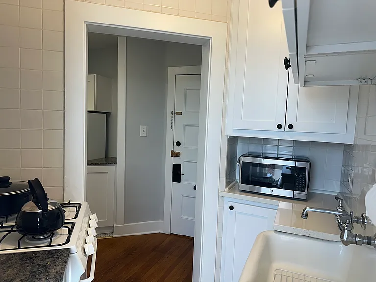 39 N Mountain Ave #9 — Photo 3