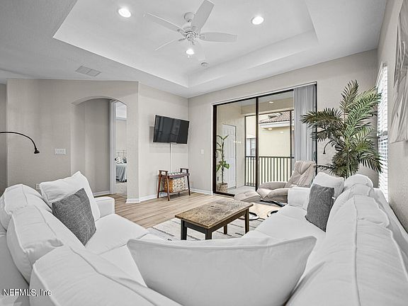 3rd image of 120 CALLE EL JARDIN #204