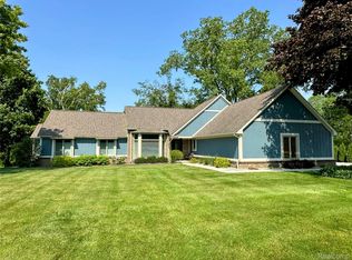 6771 Foxboro Ct, Brighton, MI