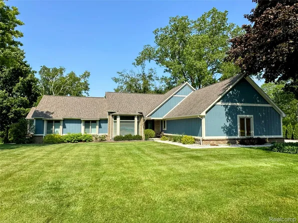 6771 Foxboro Ct, Brighton, MI 48116