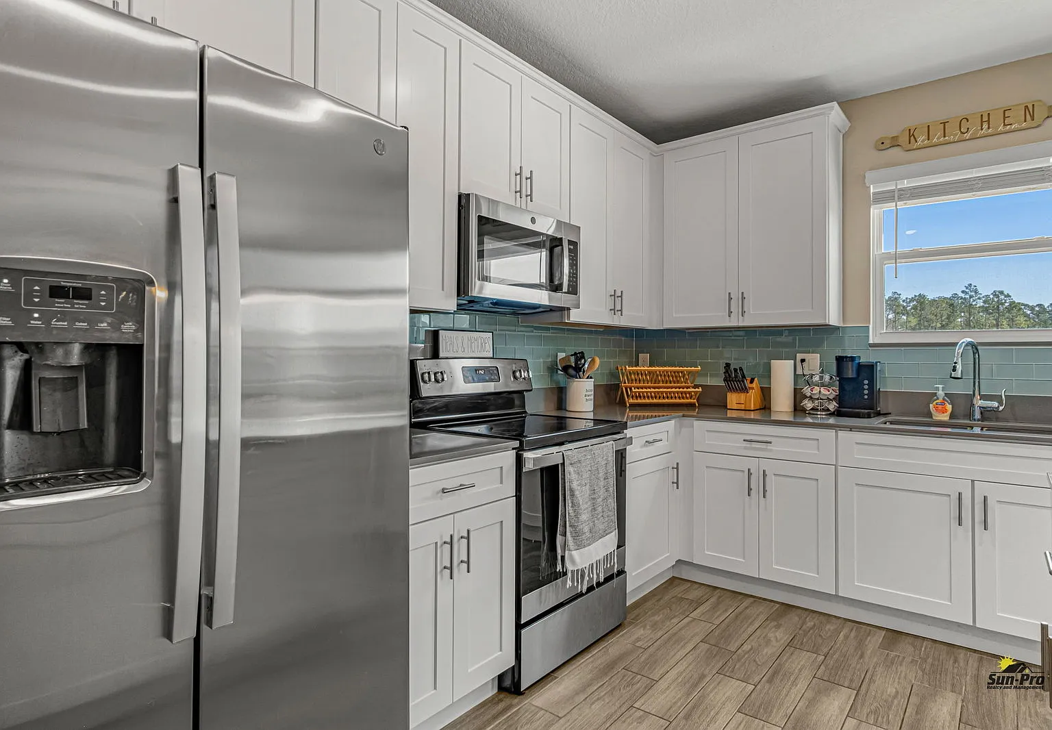 4 bed, 3.0 bath, 2576 sqft, $2,995 — Photo 4
