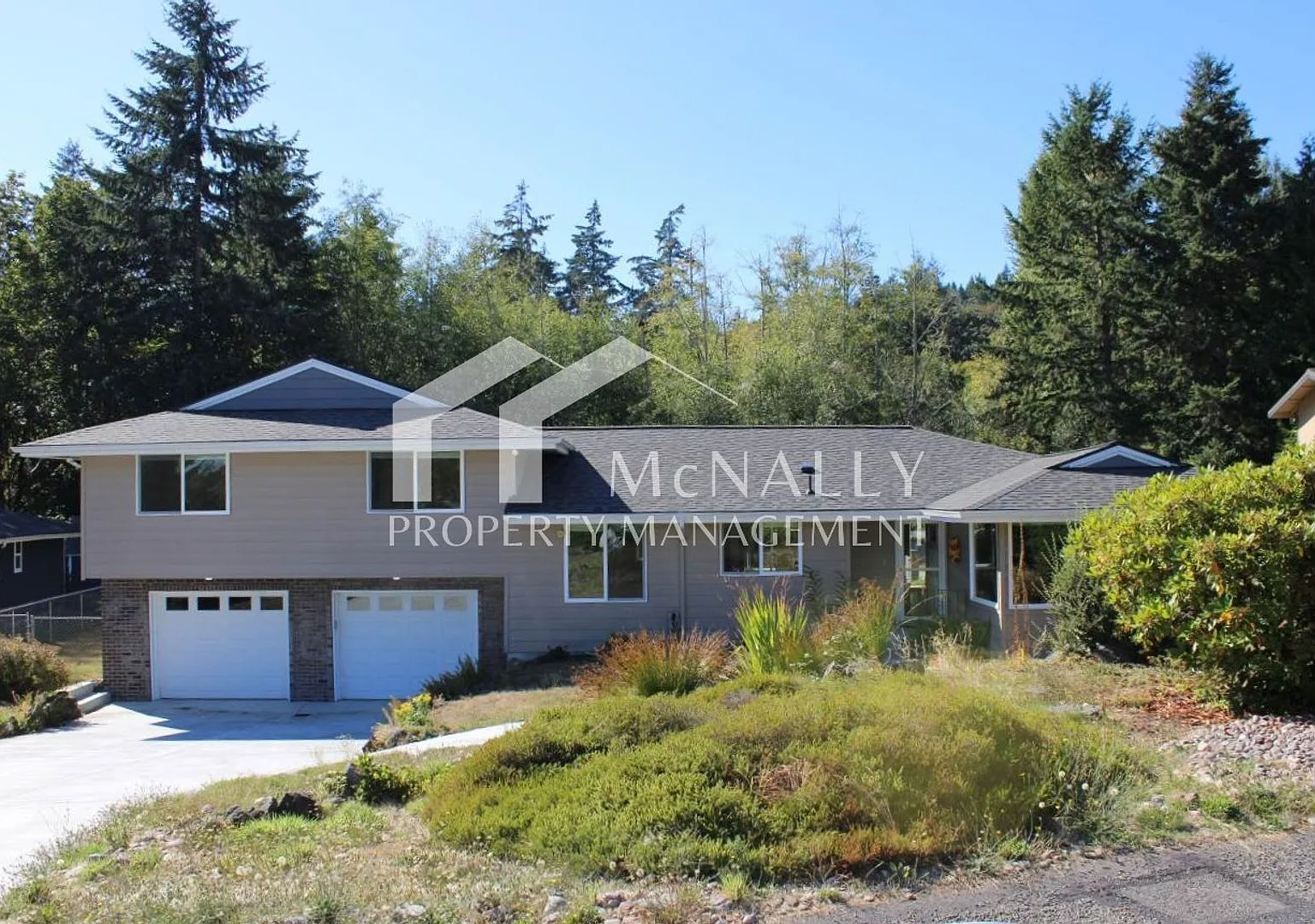 Spacious 3-Bedroom Home with Stunning Rainier Views & Private Beach Access — Photo 1