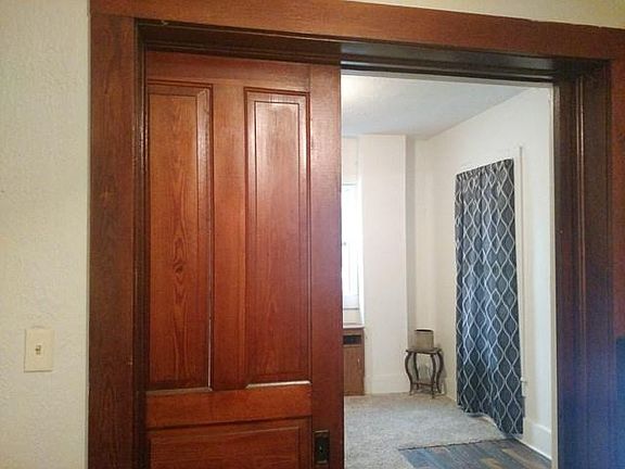 5th image of 812 E Irving St