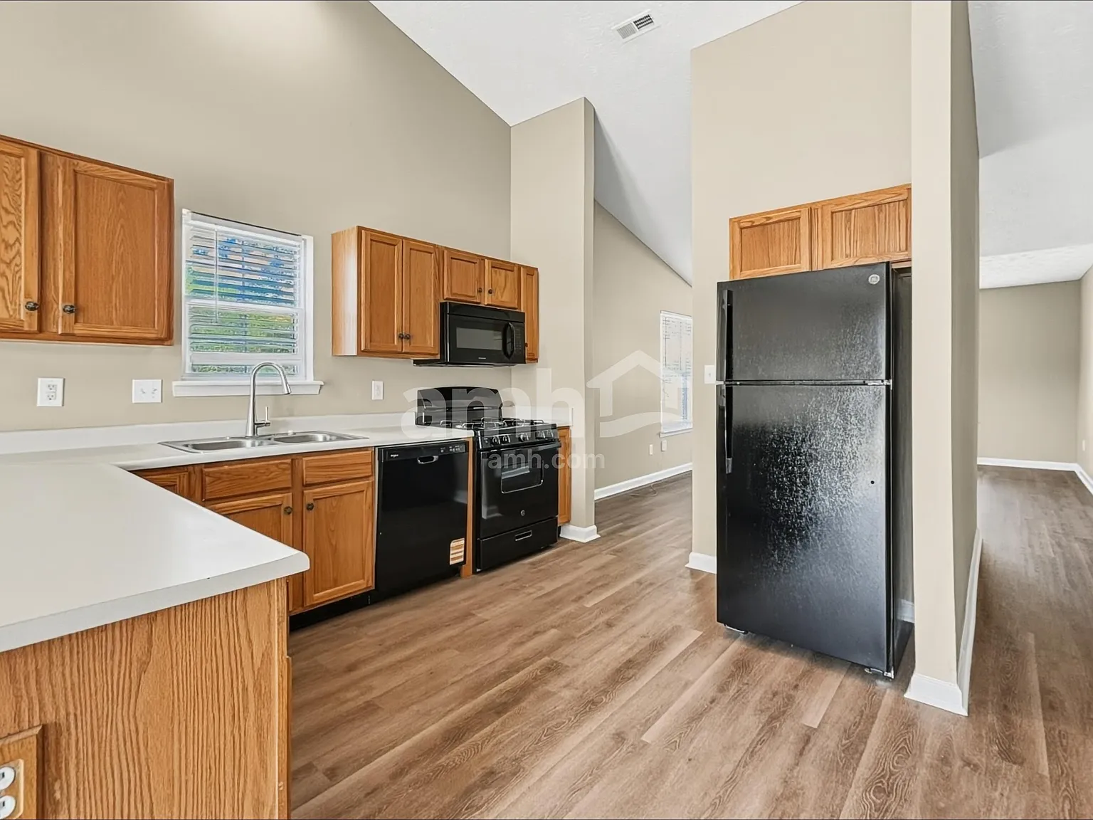 3 bed, 2.0 bath, 1407 sqft, $1,795 — Photo 3