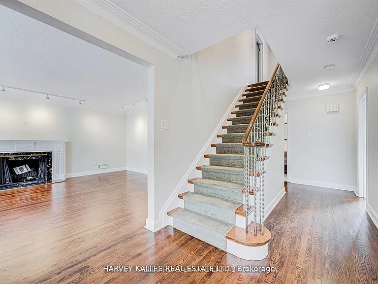 209 Lytton Blvd — Photo 2