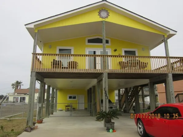 1323 S Magnolia St, Rockport, TX 78382