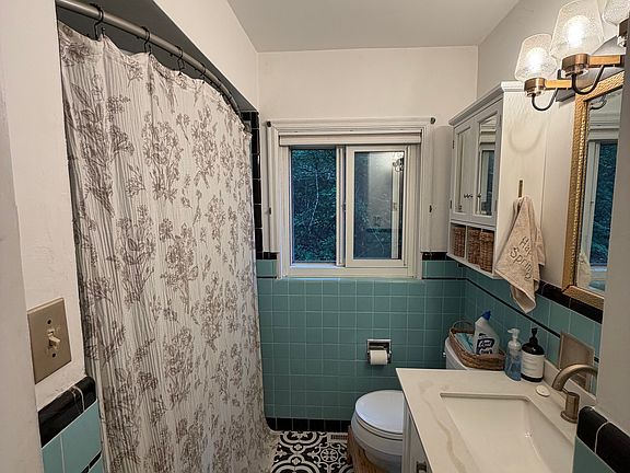5th image of 2540 Fairview Ave