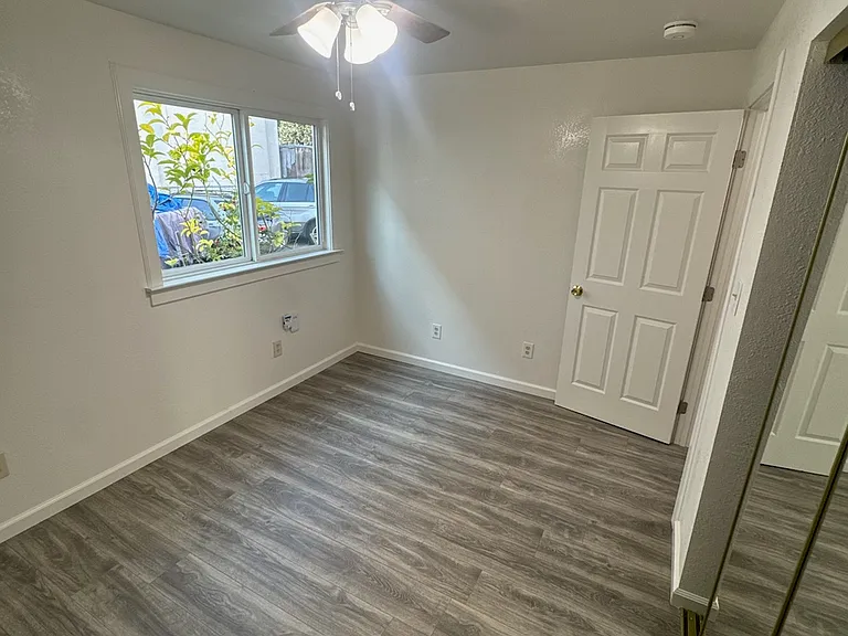 Stanford Avenue Apartments — Photo 11