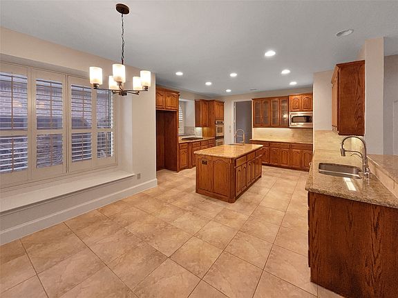 2nd image of 913 Clack Dr