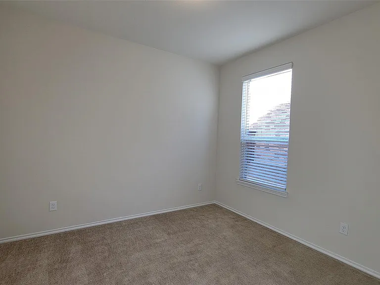 807 Goldenrod Ln — Photo 4