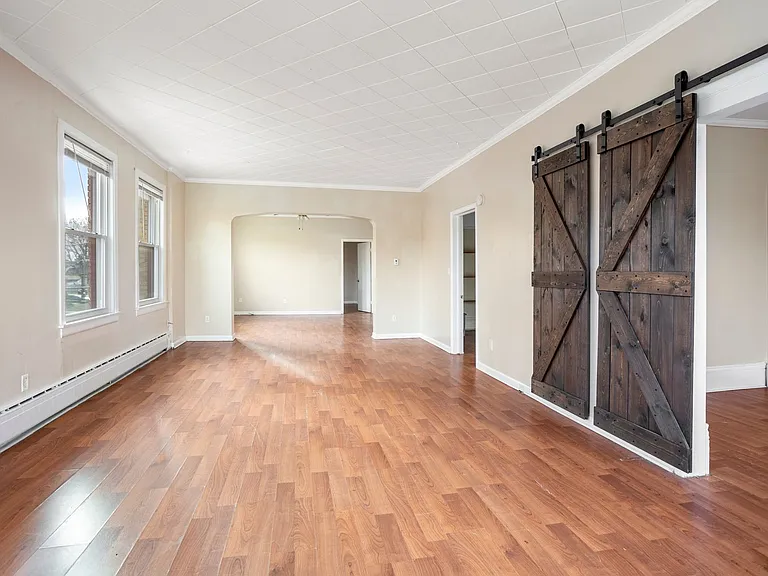 531 Merritt Ave — Photo 3
