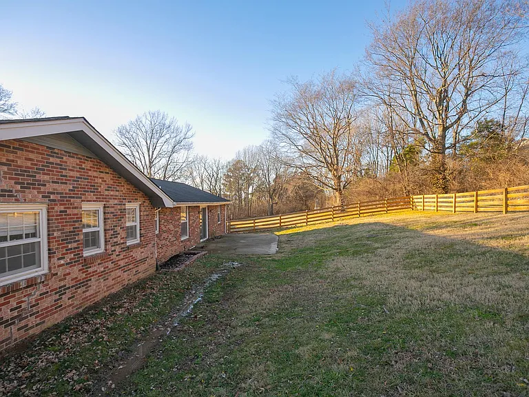 610 Ashley Ct — Photo 4