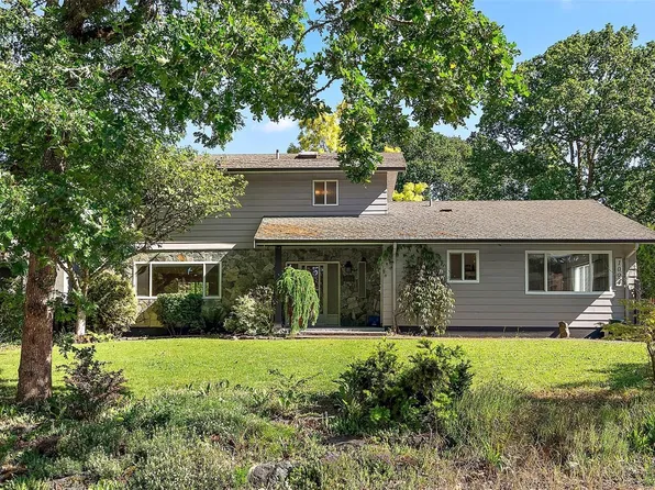 1094 Sluggett Rd, Central Saanich, BC V8M 1J1