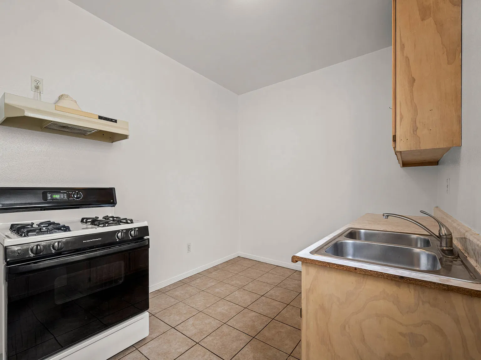 936 Kenmore — Photo 2