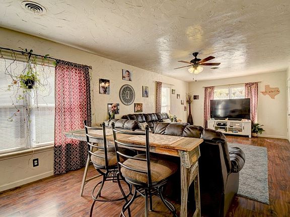 4th image of 502 Lake Dr