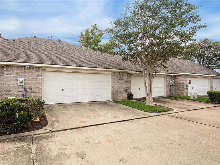 2403 Clippers Sq — Photo 19