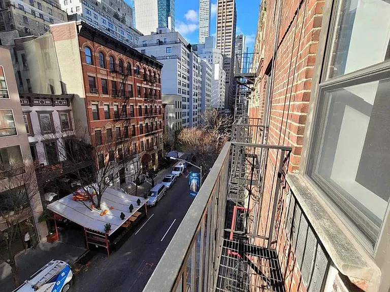 241 E 58th St #4V — Photo 3