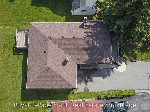 3rd image of 938 Parkhill Rd W