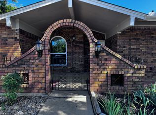 800 Meadowview Dr, Crowley, TX 76036