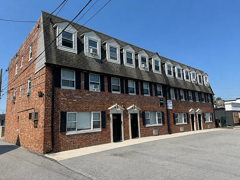 18 Huron Ave — Photo 2