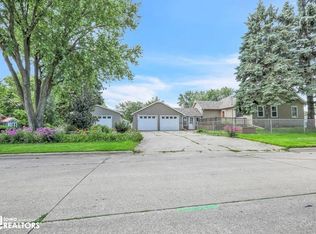 1119 S 5th Ave E, Newton, IA 50208
