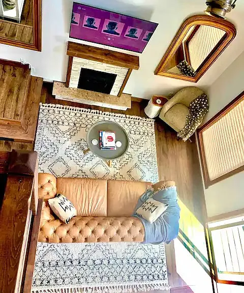 Vaulted Living Room#1 View
