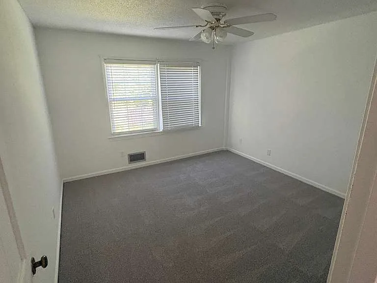 1690 Manhasset Dr — Photo 6