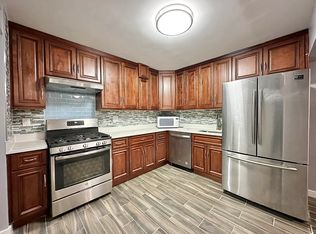 30-96 32nd St #1R, Astoria, NY 11102