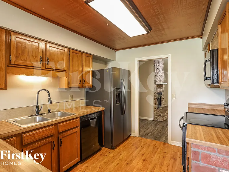 10904 Grand Trunk Ln — Photo 7