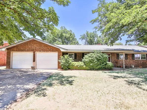 223 Sandalwood Ln, Levelland, TX 79336