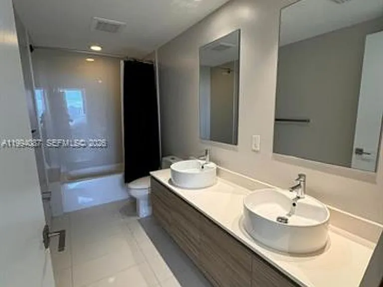 121 NE 34th St #807 — Photo 4