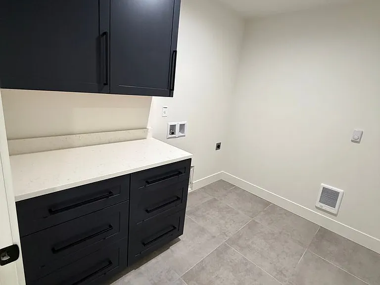 300 Seven Oaks Ln — Photo 26