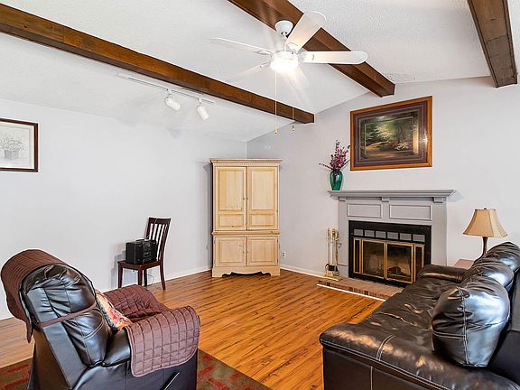 3rd image of 810 Patio Ct