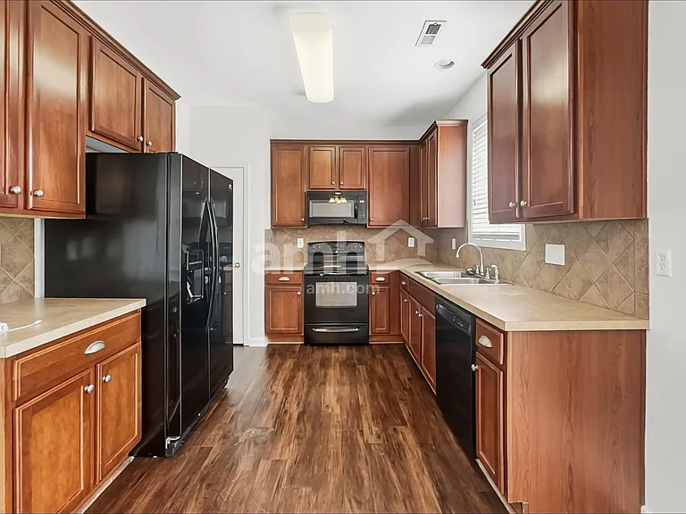 5 Phaeton Ave — Photo 3