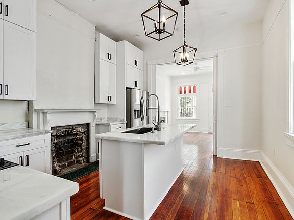 3rd image of 3025 Banks St