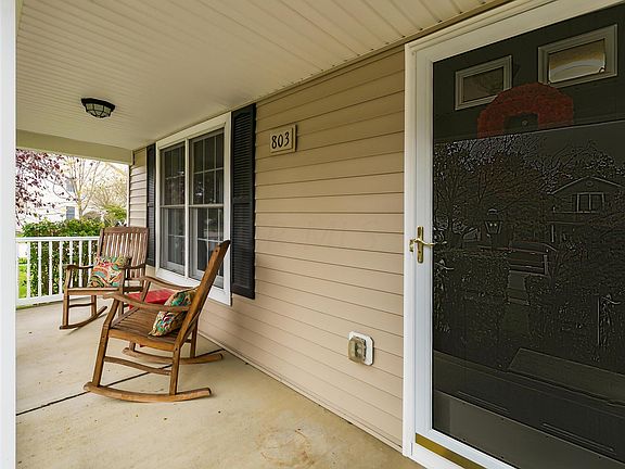 2nd image of 803 Edgewater Ln