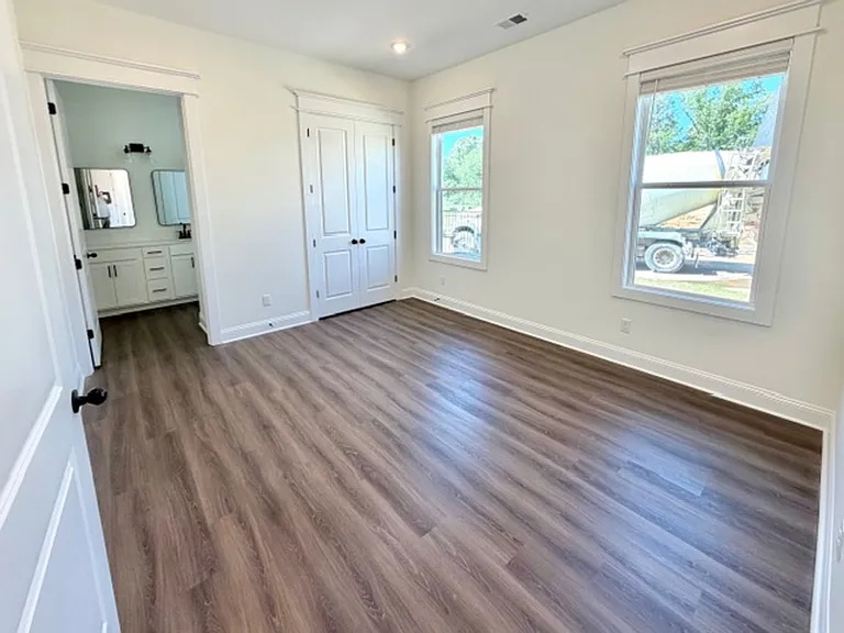 4877 Chatelet Dr — Photo 10