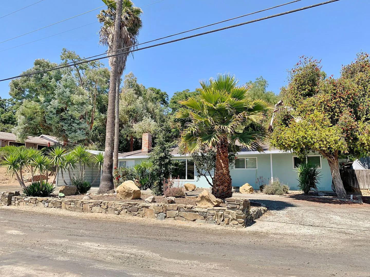 Single Story Country Home in Tres Pinos, Ca — Photo 3