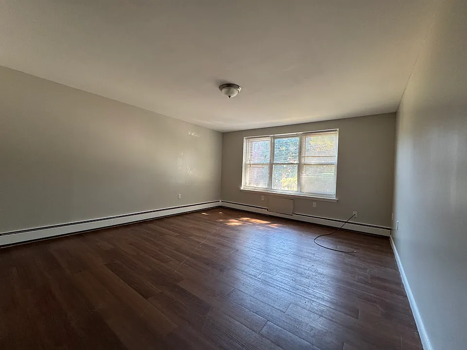 100-411 Benton St