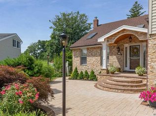 71 Hitching Post Ln, Glen Cove, NY 11542