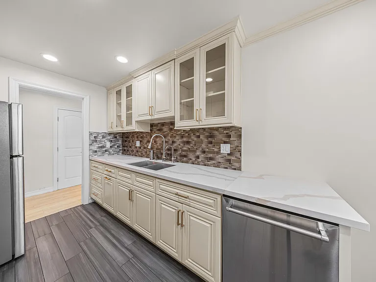 570 W Stocker St #216 — Photo 7