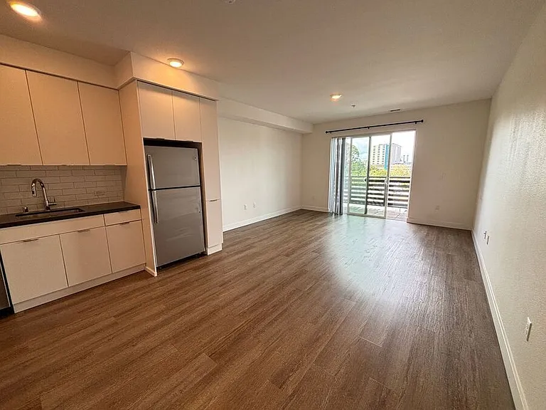 4045 Broadway — Photo 31