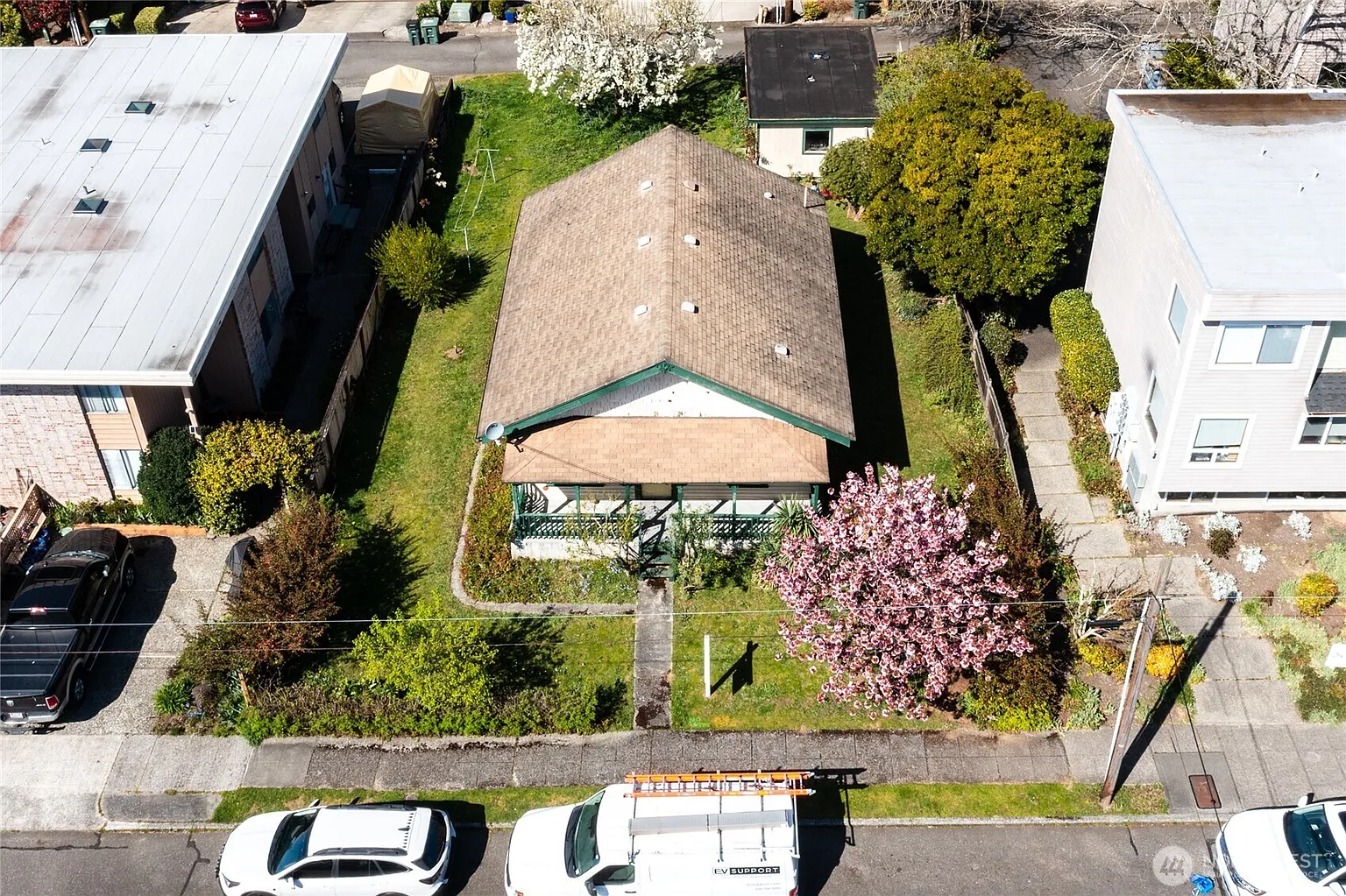621 Daley Street photo 1