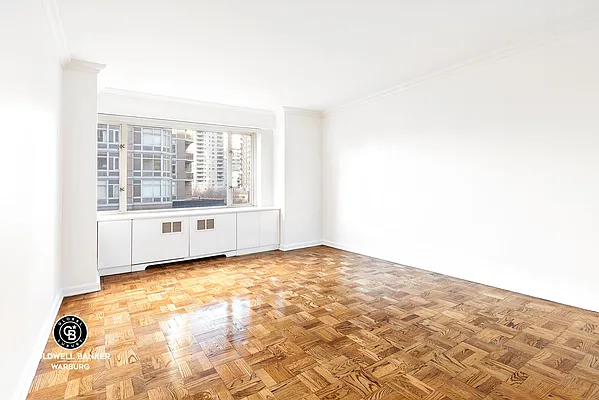 Rented by Coldwell Banker Warburg | media 16