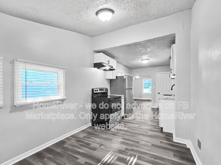 2304 Rockford Ln — Photo 4