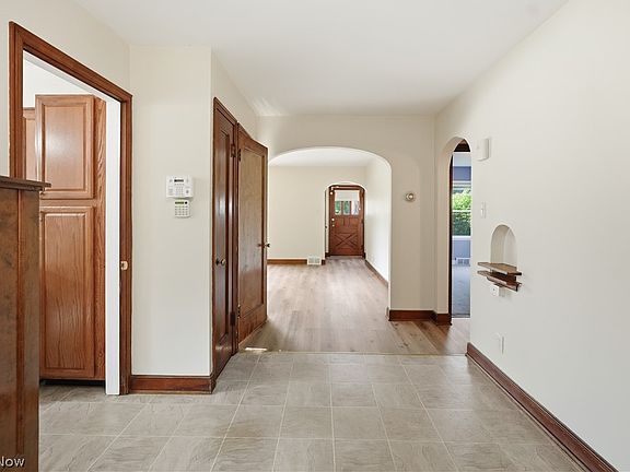 4th image of 562 Arlington Ave